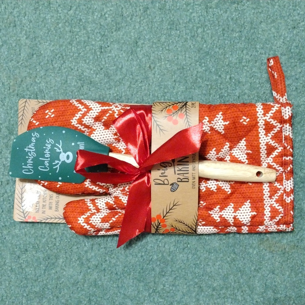 Oven mitt with spatula